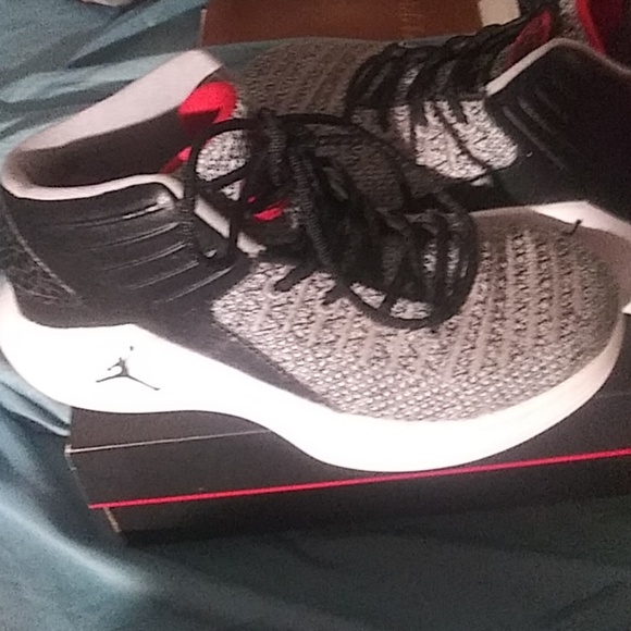 Jordan's shoes. EXCELLANT NEWISH CONDITION - Picture 2 of 2